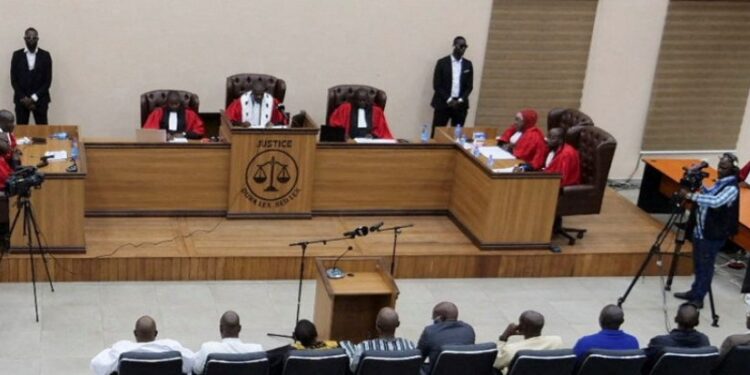Après les avocats de l’ancien président Moussa Dadis Camara, c’est au tour de ceux du commandant Aboubacar Sidiki Diakité alias Toumba, condamné à 10 ans d’emprisonnement pour crimes contre l’humanité d’annoncer, ce jeudi qu’ils feront appel contre la décision du juge président Ibrahima Sory 2 Tounkara. Joint par notre rédaction, Me Lancinet Sylla, l’un des avocats de l’ex-aide de camp de Dadis Camara de déclarer : « On neest pas d’accord. Toumba est innocent dans cette affaire. On fera appel contre cette décision qui est manifestement illégale. Et, vous avez vu dans quelle condition le tribunal a procédé à la requalification, ce n’est pas comme ça. Lorsqu’une juridiction de jugement procède à la requalification des faits, il doit réouvrir les débats pour permettre à la personne poursuivie de se défendre contre les nouvelles charges.(…). Et, ça n’a pas été le cas, le tribunal a procédé à la requalification et aussitôt le tribunal a délibéré. Donc, ce n’est qu’une atteinte aux droits de la défense notamment aux droits de la personne poursuivie d’être informée des charges retenues contre elle telles que prévu en l’article préliminaire de notre code de procédure pénale.(…). Donc, nous nous ferons appel et nous continuerons à nous battre pour l’acquittement de mon commandant
