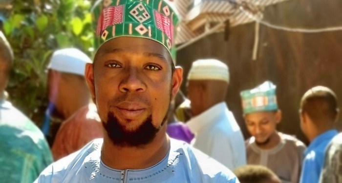 Assassinat d’El hadj Hassimiou à Kobaya: un premier suspect, son neveu passe aux aveux !Ce premier suspect s’appelle Algassimou Diallo. Il a été arrêté samedi dernier par les services de sécurité. Quand il a été aussitôt interrogé, le mis en cause n’a pas nié son implication dans l’assassinat d’El hadj Hassimiou Diallo à son domicile par des hommes armés il y a juste quelques semaines. Dans une vidéo devenue virale sur les réseaux sociaux, alors qu’il est auditionné par des policiers, le suspect explique que la victime était son oncle. Il a confirmé qu’il était bel et bien dans la cour du cambiste pendant l’opération. Même s’il ne savait pas que l’opérateur économique était mort par la suite, il dit avoir entendu sur place au moins trois coups de feu.