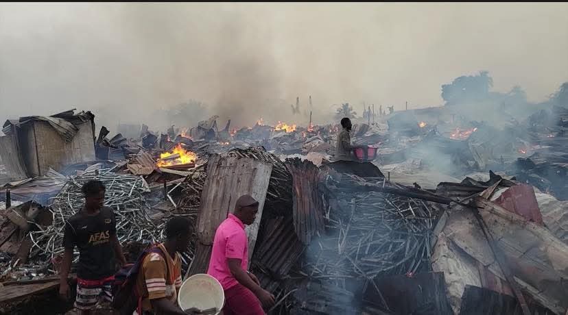 Conakry: une cinquantaine d’ateliers de menuiserie et d’habitats de fortune brûlent, à Dabondy